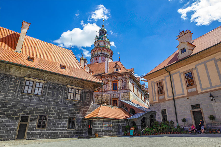 Photo of the courtyard at the Krumlov castle.