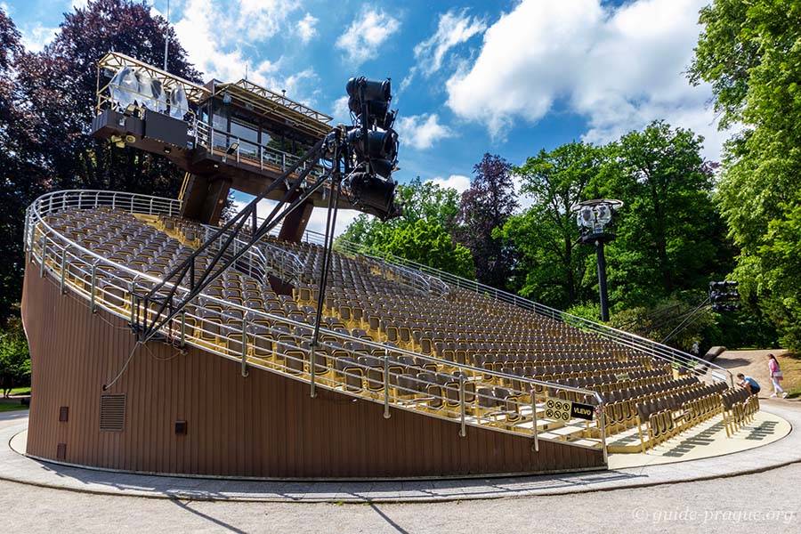 Фотография вращающегося зрительного зала в парке крумловского замка.