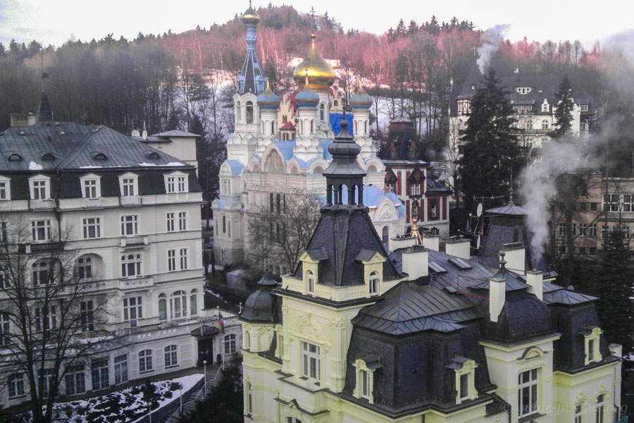 Фотография района Вестенд и куполов православного храма в Карловых Варах.