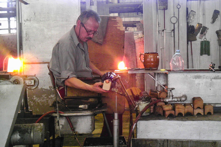 Photo of a Glassmaker at the Moser glasswork.