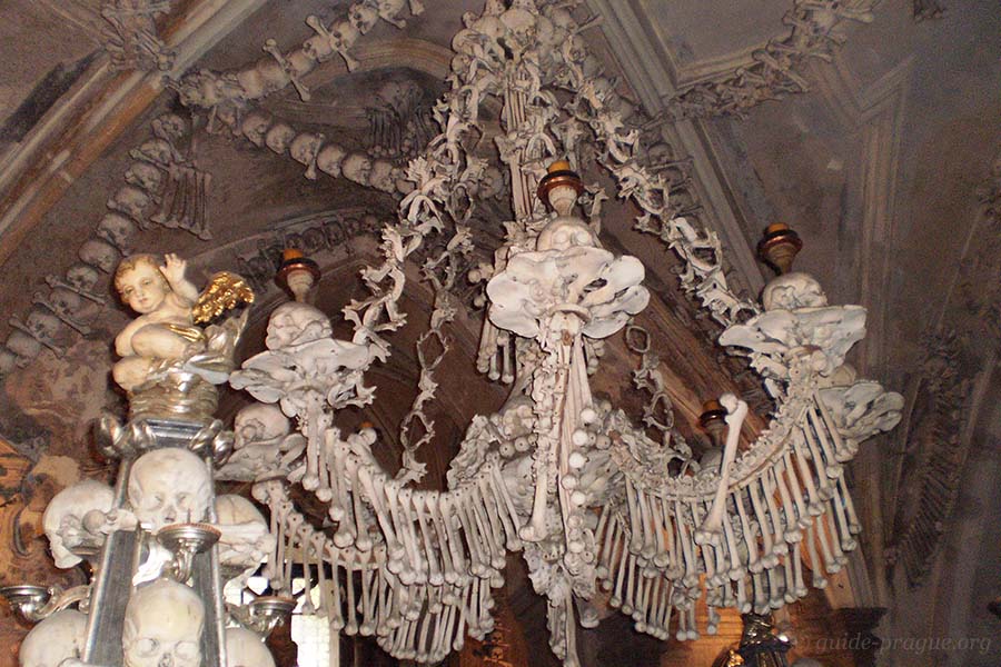 Фотография люстры из человеческих костей в Часовне Всех Святых.