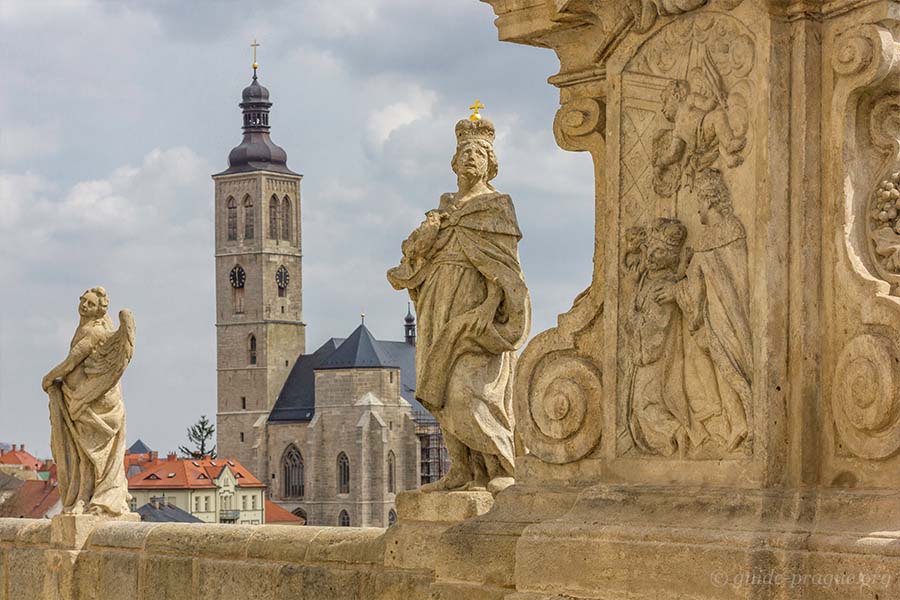 Фотография барочных скульптур и башни костёла святого Иакова