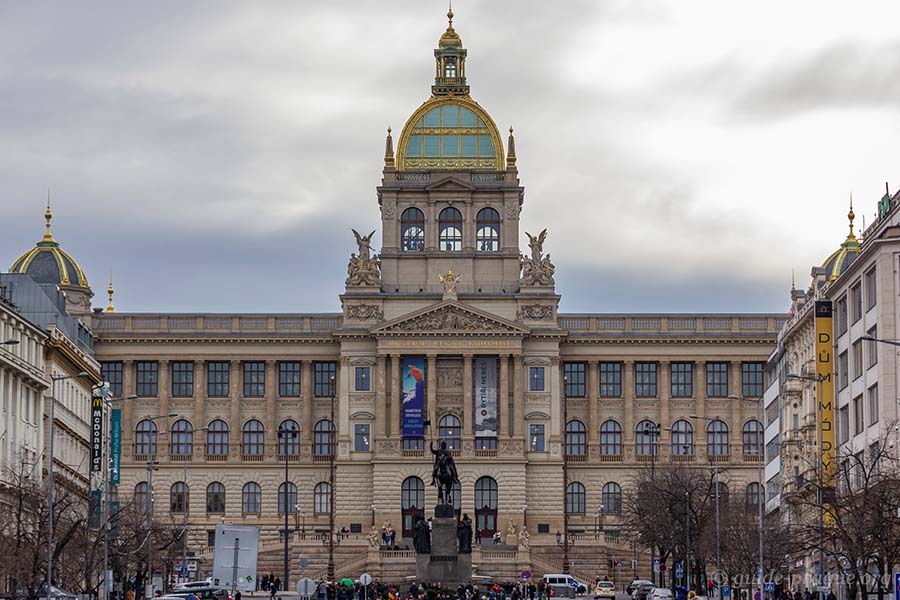 Фотография исторического здания Национального музея в Праге