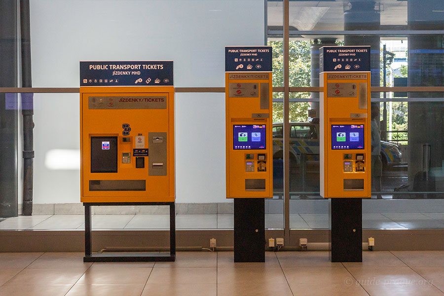 Фотография автоматов по продаже билетов в Пражском аэропорту