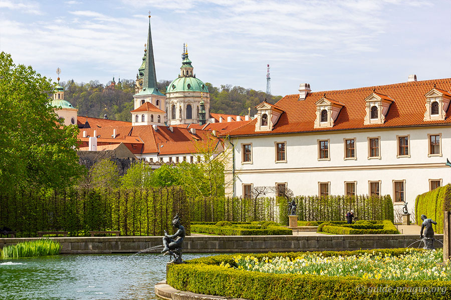 Фотография Вальдштейнского сада в Праге.