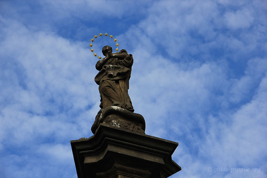 Чумной столб на Градчанской площади в Праге