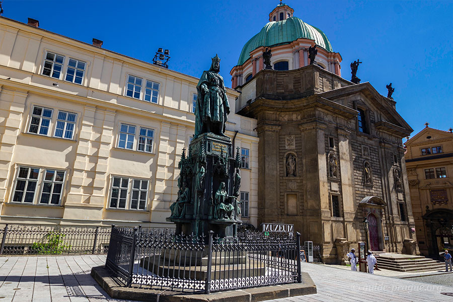 Photo of the sculpture of Charles IV