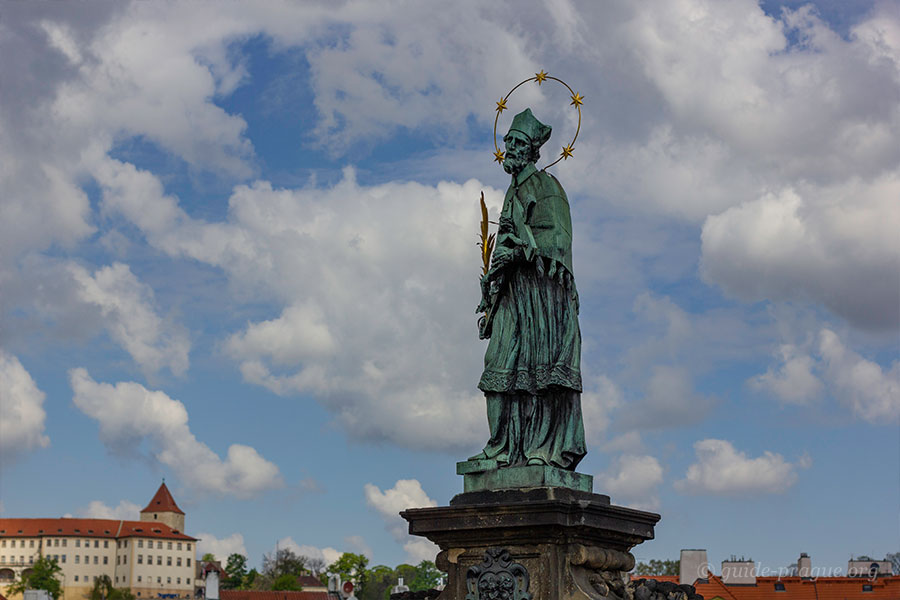 Фотография скульптуры св.Яна Непомуцкого на Карловом мосту в Праге