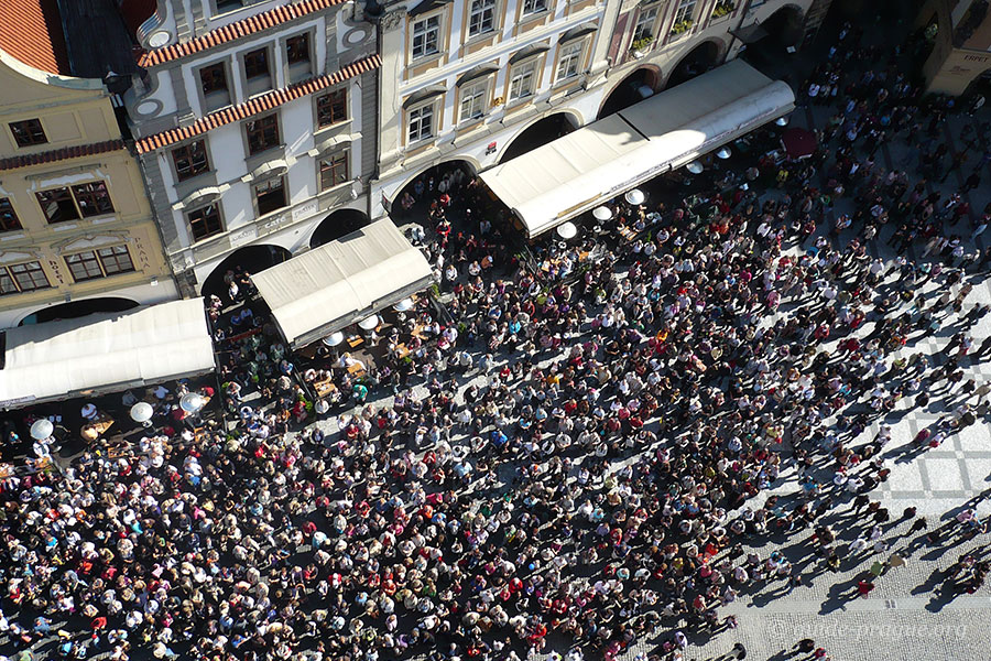 The photo of tourists waiting for a procession of the apostles, Old Town Hall, Prague