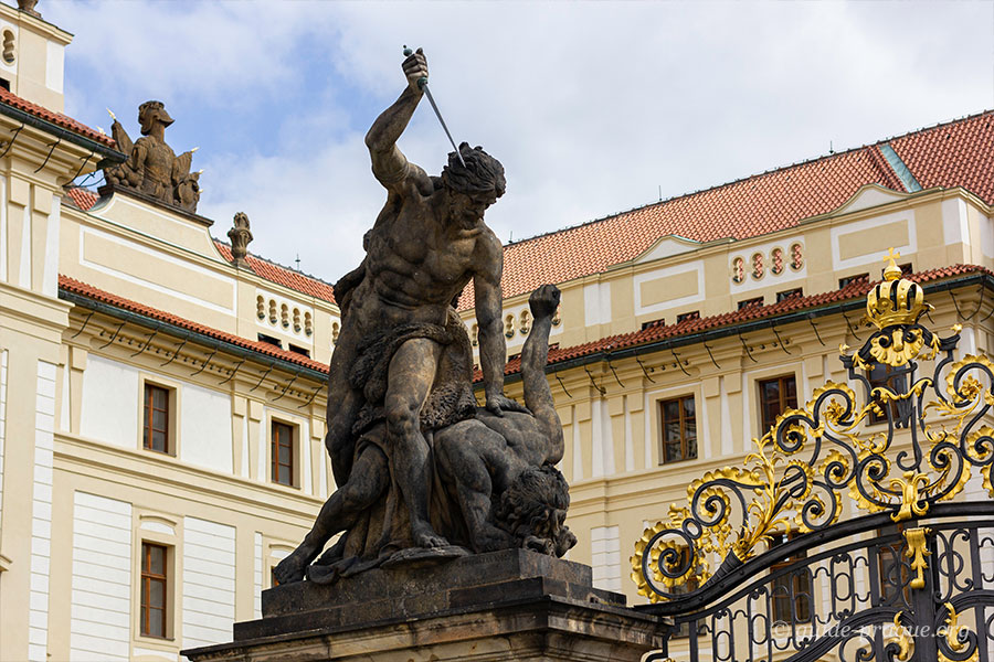 Фотография борющихся гигантов на главных воротах, Пражский Град