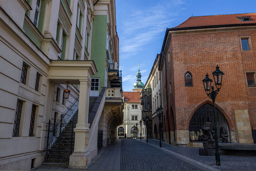 Фотография улицы между Сословным театром и Карловым университетом